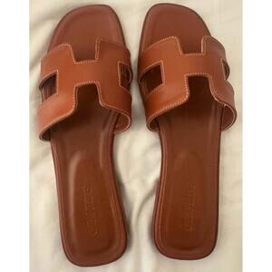 New size 8-9 women’s comfortable beige slides